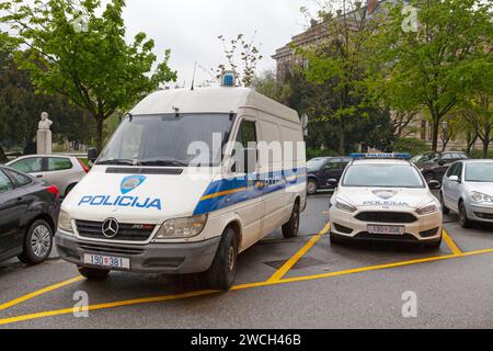 Zagreb, Kroatien - 12. April 2019: Ein Van und ein Polizeiauto (Policija) parken vor einer Polizeiwache. Stockfoto