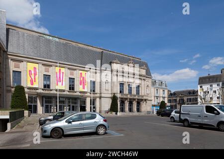 Saint-Brieuc, Frankreich - 9. Mai 2022: La Passerelle, nationale Bühne für Theater, Musik und Tanz und das italienische Theater am Place de la Poste. Stockfoto