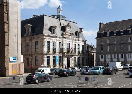 Saint-Brieuc, Frankreich - 9. Mai 2022: Rathaus von Saint-Brieuc neben der Kathedrale St. Etienne. Stockfoto