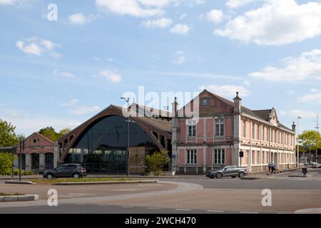 Saint-Brieuc, Frankreich - 9. Mai 2022: Der Bahnhof Saint-Brieuc-Centrale wurde nach seiner Schließung zu einem Busbahnhof, der heute ein Universalbahnhof ist Stockfoto