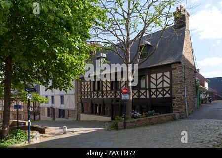 Saint-Brieuc, Frankreich - 9. Mai 2022: Die Fachwerkhäuser in der Rue Fardel. Stockfoto