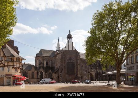 Saint-Brieuc, Frankreich - 9. Mai 2022: Kathedrale St. Etienne aus dem 14. Jahrhundert, neben den Halles Georges Brassens auf dem Place du Martray. Stockfoto