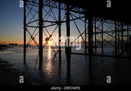Brighton UK 16. Januar 2024 - Ein wunderschöner Sonnenaufgang am Brighton Palace Pier an einem eiskalten Morgen mit Schneevorhersage für einige Teile Großbritanniens : Credit Simon Dack / Alamy Live News Stockfoto