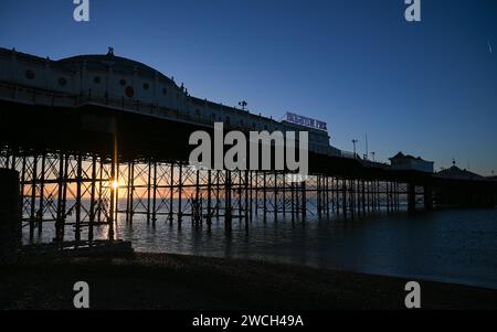 Brighton UK 16. Januar 2024 - Ein wunderschöner Sonnenaufgang am Brighton Palace Pier an einem eiskalten Morgen mit Schneevorhersage für einige Teile Großbritanniens : Credit Simon Dack / Alamy Live News Stockfoto