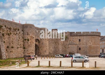 Dinan, Frankreich – 03. Juni 2020: Die Burg von Dinan ist ein Kompositionskomplex, der Ende des 16. Jahrhunderts vom Herzog von Merceur aus drei Elemen gebildet wurde Stockfoto