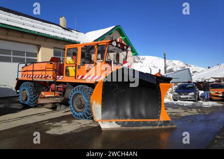 Porta, Frankreich - 19. November 2019: Der Schneepflug der dir Sud-Ouest parkt vor der Schneeräumbasis von Pas de la Casa. Stockfoto