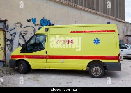 Zadar, Kroatien - 14. April 2019: Krankenwagen parkt am Yachthafen. Stockfoto