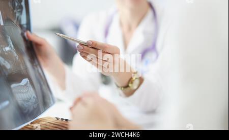 Der Arzt zeigt dem Patienten die Röntgenstrahlung. Magnetresonanztomographie Stockfoto