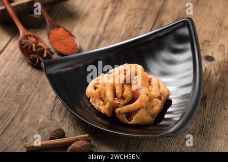Würziger Thai-Salat mit gekochten Hühnerfüßen und Chilisauce（ohne Knochen） Stockfoto