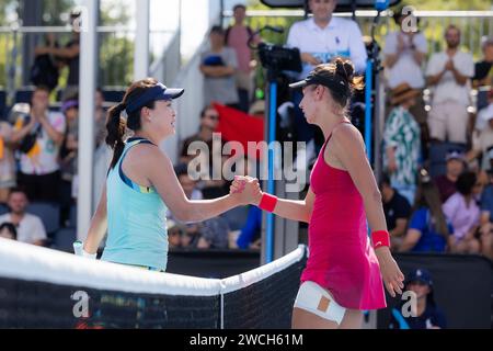 Melbourne, Australien. Januar 2024. Zhu Lin (L) aus China und Dodin Oceane aus Frankreich schütteln sich nach dem 1. Runde Spiel der Frauen beim Australian Open Tennis Turnier am 16. Januar 2024 die Hand. Quelle: Chu Chen/Xinhua/Alamy Live News Stockfoto