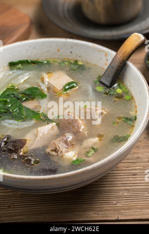 Gedünstetes Hammel (Lamm) mit Rettichsuppe in Auflauf Stockfoto