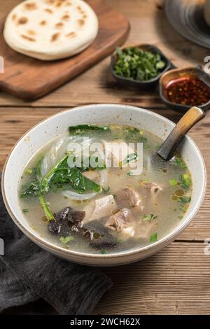 Gedünstetes Hammel (Lamm) mit Rettichsuppe in Auflauf Stockfoto