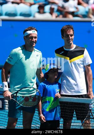 Melbourne, Australien. Januar 2024. Casper Ruud (L) aus Norwegen und Albert Ramos-Vinolas aus Spanien posieren für Fotos vor dem 1. Runde Spiel der Männer beim Australian Open Tennis Turnier in Melbourne, Australien, 16. Januar 2024. Quelle: Ma Ping/Xinhua/Alamy Live News Stockfoto