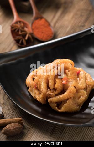 Würziger Thai-Salat mit gekochten Hühnerfüßen und Chilisauce（ohne Knochen） Stockfoto