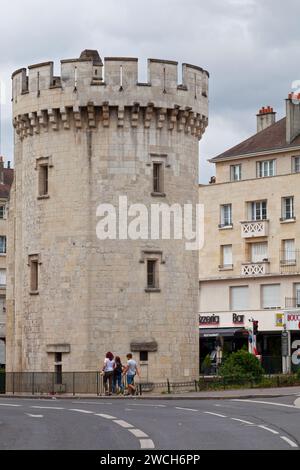 Caen, Frankreich - 21. Juli 2017: Die Tour Leroy, auch Tour Guillaume-le-Roy genannt, ist eine der wichtigsten Überreste der Befestigungsanlagen von Caen. Stockfoto