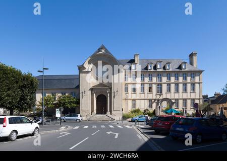 Bayeux, Frankreich - 06. August 2020: Das Benefizkonvent ist ein 1652 errichtetes Gebäude. Heute wurde das Kloster entweiht und dient als Konfe Stockfoto