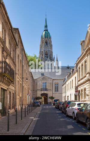 Bayeux, Frankreich - 06. August 2020: Die Kathedrale Notre-Dame de Bayeux ist eine gotische Kathedrale in der Altstadt, die Sitz des Diöks ist Stockfoto