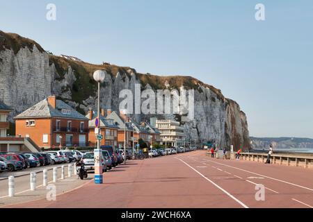 Dieppe, Frankreich - 11. September 2020: Küste entlang der Klippen. Stockfoto