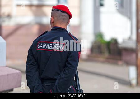 Chisinau, Moldawien – 26. Juni 2018: Offizier der Carabinieri bewacht vor ihrem Hauptquartier. Stockfoto