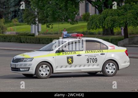 Chisinau, Moldawien - 26. Juni 2018: Polizeiwagen der Poliția patrulare in der Nähe der Triomphal-Ark geparkt. Stockfoto