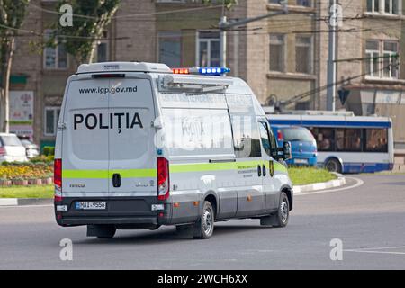 Chisinau, Moldau – 26. Juni 2018: Polizeiwagen der Poliția auf Patrouille. Stockfoto
