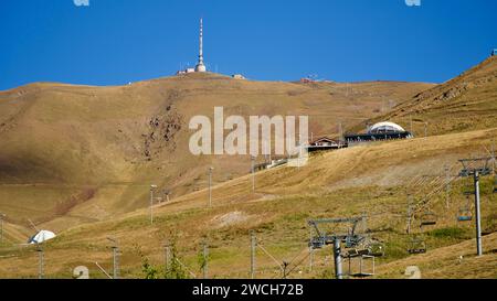 Skizentrum Erzurum Palandöken und Berg Palandöken. Palandöken-Berge rund um Erzurum am Ende des Sommers. Stockfoto