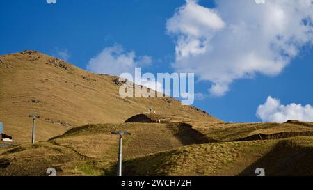 Skizentrum Erzurum Palandöken und Berg Palandöken. Palandöken-Berge rund um Erzurum am Ende des Sommers. Stockfoto