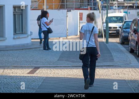 Berlin, Deutschland - 02. Juni 2019: Beamter des Ordnungsamtes wandert in der Straße auf der Suche nach einem Auto, um ihn zu verbalisieren. Stockfoto
