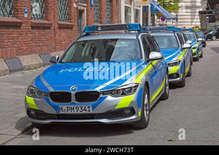 München, Deutschland - Mai 30 2019: Reihe von Polizeiautos, die vor einer Polizeistation im Stadtzentrum geparkt sind. Stockfoto