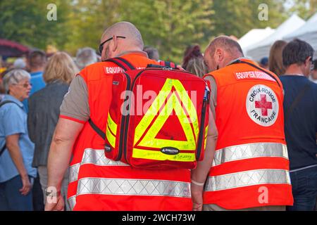 Luzarches, Frankreich - 13. Oktober 2019: Zwei Rettungskräfte (Equipier secouriste) des Roten Kreuzes streiften durch die Gassen eines mittelalterlichen Festivals. Stockfoto