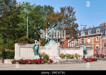 Dieppe, Frankreich – 11. September 2020: Das Kriegsdenkmal von 14-18 wurde von dem Bildhauer Ernest Henri Dubois geschaffen und 1925 eingeweiht. Stockfoto