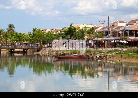Hoi an, Vietnam - 21. August 2018: Kleines Boot am Ufer des Flusses Thu Bon. Stockfoto