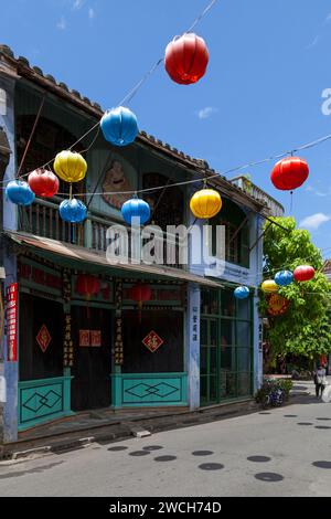 Hoi an, Vietnam - 21. August 2018: Traditionelles Ladenlokal in einer Geschäftsstraße der Altstadt. Stockfoto