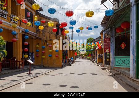 Hoi an, Vietnam - 21. August 2018: Traditionelle Gebäude in einer Geschäftsstraße der Altstadt. Stockfoto