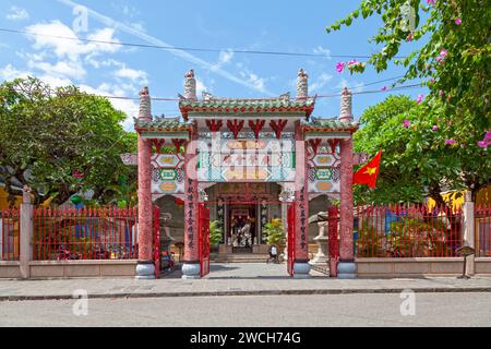 Hoi an, Vietnam - 21. August 2018: Eingang des Hoi Quan Quang Dong, eines chinesischen Tempels in der Altstadt. Stockfoto