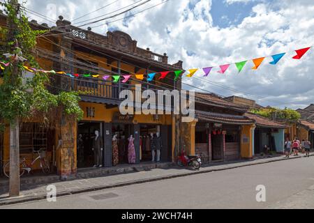 Hoi an, Vietnam - 21. August 2018: Traditionelle Gebäude in einer Geschäftsstraße der Altstadt. Stockfoto