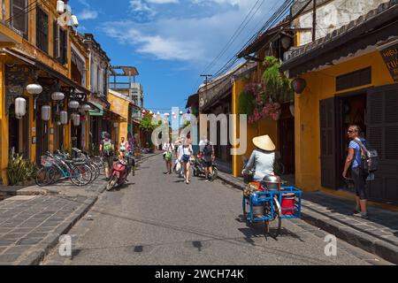 Hoi an, Vietnam - 21. August 2018: Touristen streiften durch die Straßen der Altstadt. Stockfoto