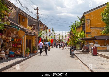 Hoi an, Vietnam - 21. August 2018: Traditionelle Gebäude in einer Geschäftsstraße der Altstadt. Stockfoto