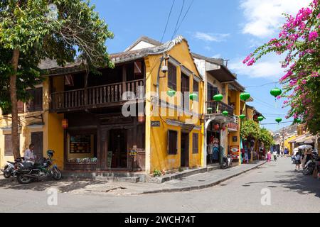 Hoi an, Vietnam - 21. August 2018: Traditionelle Gebäude in einer Geschäftsstraße der Altstadt. Stockfoto