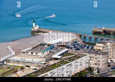 Le Tréport, Frankreich - 11. September 2020: Aus der Vogelperspektive auf das Casino Joa du Tréport in der Nähe des Leuchtturms auf dem Steg. Stockfoto