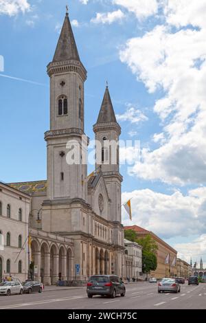 München, Deutschland - Mai 30 2019: Die katholische Pfarr- und Universitätskirche St. Louis, genannt Ludwigskirche, ist eine monumentale Kirche im neoromanischen styl Stockfoto