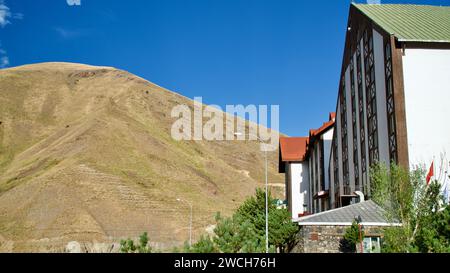 Skizentrum Erzurum Palandöken und Berg Palandöken. Palandöken-Berge rund um Erzurum am Ende des Sommers. Stockfoto