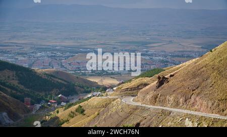 Skizentrum Erzurum Palandöken und Berg Palandöken. Palandöken-Berge rund um Erzurum am Ende des Sommers. Stockfoto