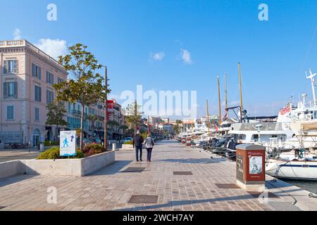 Cannes, Frankreich - 25. März 2019: St. Peters Kai entlang des alten Hafens von Cannes. Stockfoto