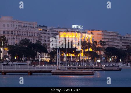 Cannes, Frankreich - 25. März 2019: Hôtel Martinez auf dem Boulevard Croisette in der Abenddämmerung. Stockfoto