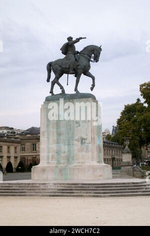 Paris, Frankreich - 25. September 2017: Statue des Generals Joseph Joffre vor der Ecole Militaire (Militärschule) und orientiert sich an der Eiff Stockfoto