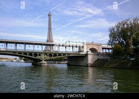 Paris, Frankreich - 23. September 2017: U-Bahn, die auf dem viaduc de Passy (oberhalb des Pont de Bir-Hakeim) vorbeifährt, mit dem Eiffelturm dahinter. Stockfoto