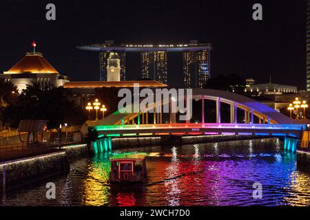 Downtown Core, Singapur - 10. September 2018: Elgin Bridge beleuchtet bei Nacht. Stockfoto