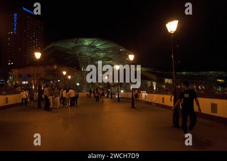 Clarke Quay, Singapur - 21. August 2007: Menschen auf der Malacca Bridge, einer Fußgängerbrücke über den Singapore River, um den Clarke Quay zu erreichen. Stockfoto