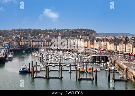 Dieppe, Frankreich - 11. September 2020: Luftaufnahme der Stadt mit Hafen, Kirche Saint-Rémy, Kirche Saint-Jacques, Turm Saint Rémi und Dieppe auf dem Stockfoto